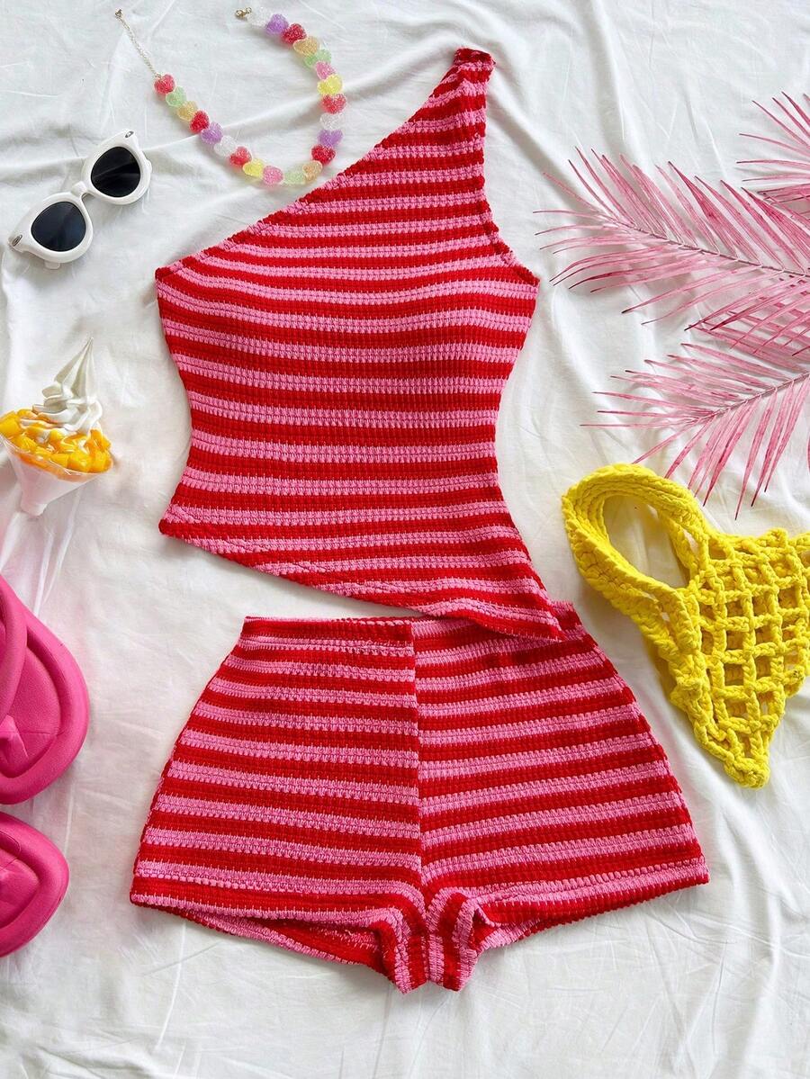 Bộ đồ đi biển mùa hè ngọt ngào dành cho các cô gái tuổi teen: Áo crop top không tay, hở vai, ôm sát, vạt áo bất đối xứng và quần short dệt kim kẻ sọc nhiều màu sắc. - Đỏ - Xem 1