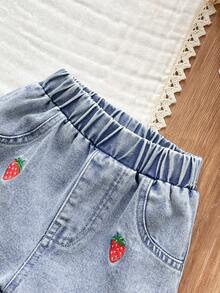 SHEIN Vintaside Kids 这款女宝宝两件套包含一件夏季新款吊带连衣裙和一条牛仔短裤，风格时尚清新，兼具乡村可爱风。连衣裙采用针织和牛仔面料制成。细肩带饰有红色蝴蝶结，并印有草莓图案。裤脚也点缀着草莓刺绣。宽松的版型适合日常穿着。也适合作为一周岁生日礼物、婚礼场合或度假旅行的礼物。 - 紅色 - 查看 8
