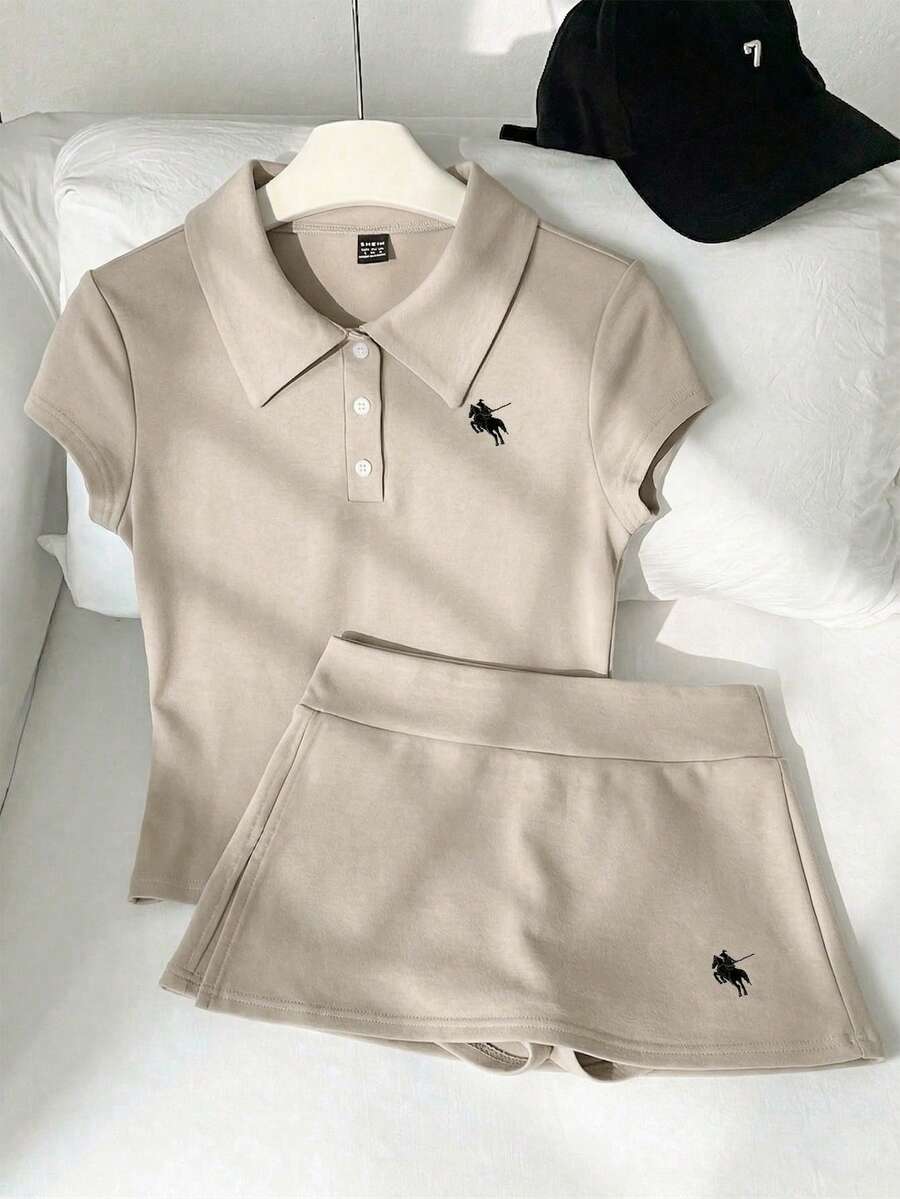 Flirla 女款休閒極簡 Polo 領馬匹刺繡修身 T 恤 + 低腰迷你裙褲套裝 - 卡其色 - 查看 1