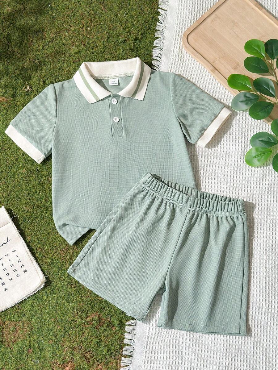 SHEIN Vintaside Kids 男童春夏绿色针织华夫格高领上衣短裤套装。撞色滚边高领设计,打造层次感穿搭体验。宽松版型简约时尚,百搭实用,尽显男孩独特魅力。适合休闲街头风、帅气日常休闲以及校园等各种场合。 - 綠色 - 查看 1