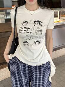 DAZY Camiseta Ajustada de Manga Curta com Estampa de Letra Cartoon, Bainha Assimétrica, Adequada para Uso Casual no Verão - Branco - Visão 7