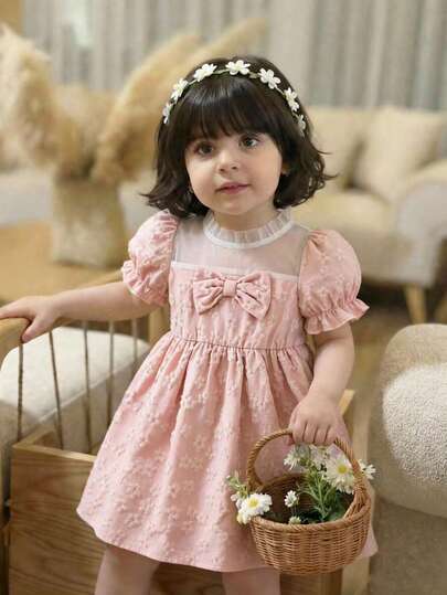 SHEIN Vintaside Kids Đầm chữ A tay phồng cổ bèo cho bé gái. Họa tiết hoa trơn, thanh lịch và đáng yêu. Kiểu dáng chữ A cổ điển, phù hợp với nhiều dáng người bé. Hoàn hảo cho những buổi đi chơi hàng ngày, tiệc tùng và sự kiện, giúp công chúa nhỏ của bạn trở thành tâm điểm chú ý. Một món đồ thời trang lý tưởng được các bà mẹ lựa chọn.
