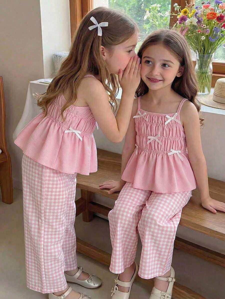 SHEIN Genkimix Kids Conjunto de 2 piezas de top de tirantes rosa lindo + pantalones anchos a cuadros blancos y rosas con acento de moño, adecuado para salidas de verano para niñas jóvenes - Rosa - Ver 1