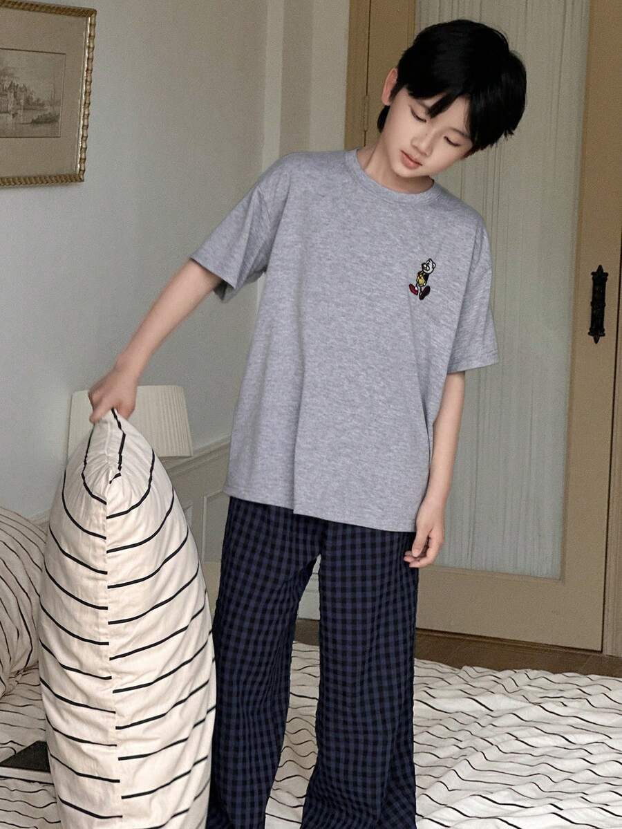 DAZY Bộ đồ ngủ cho bé trai gồm áo thun tay rớt vai in chữ và quần kẻ caro. - Xám - Xem 1