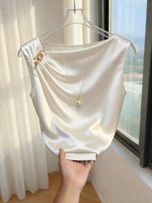 Franclia Blusa elegante para mujer, blusa de moda con botones metálicos, blusa con cuello asimétrico, blusa de satén con brillo, blusa versátil para primavera/verano - Blanco - Ver 1