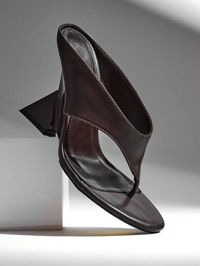 SHUZIA Sandália feminina moderna de salto alto com tira entre os dedos, em couro sintético PU cor chocolate, modelo slip-on, confortável e com bico fino. Ideal para primavera, verão e férias.