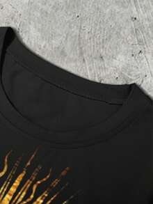 Manfinity EMRG 男士圆领短袖时尚印花露脐T恤，夏季街头服饰 - 黑色 - 查看 7