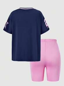 SHEIN ChillGRL 少女休闲字母条纹V领露肩宽松T恤和数字印花T恤搭配紧身短裤两件套，适合运动、骑行、郊游、足球、篮球、跑步等场合。 - 藍色 - 查看 2