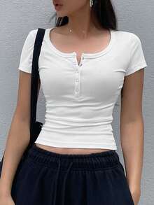 DAZY Damen Sommer selbsttragendes gepolstertes Lässig T-Shirt mit halbem Schlitz, Rundhalsausschnitt und Kurzarm - Weiss - Übersicht 4