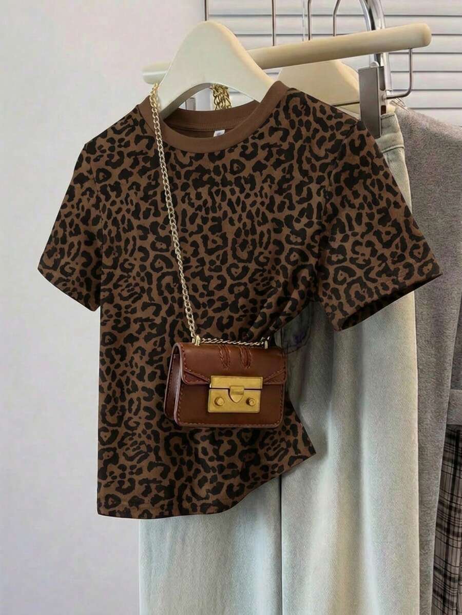 SHEIN Frenchy Áo thun nữ dáng rộng, cổ tròn, tay ngắn, họa tiết da báo màu nâu tối giản, phối màu tương phản, thích hợp cho mùa xuân/hè, kỳ nghỉ, hè, Giáng sinh, Năm mới, Lễ Tạ ơn, tiệc tùng, đám cưới, bãi biển, lễ tốt nghiệp, thời trang, thanh lịch, thường ngày, đi chơi, hẹn hò, đặt chỗ, đi làm, nổi bật, Ngày lễ tình nhân, sang trọng, kỳ nghỉ, thường ngày, Y2K, đi chơi, tốt nghiệp. - Nhiều màu - Xem 1