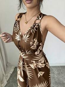 Rafferiza 休闲度假风树叶印花V领收腰露背阔腿直筒连体裤，卡其色 - 棕色 - 查看 2