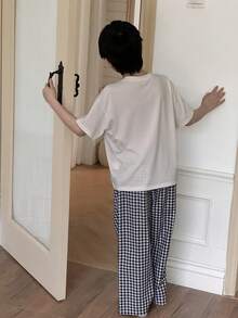 Dazy Kids Áo thun tay ngắn cổ tròn in chữ, dáng rộng thoải mái, thích hợp mặc nhà cho cả người lớn và trẻ em (cỡ lớn). - Đen và trắng - Xem 2