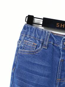 SHEIN 男童蓝色舒适清爽深色水洗弹力修身牛仔裤，适合日常穿着和返校穿着。 - 中等水洗藍 - 查看 3