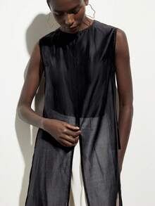 Aveloria Modichic 丝滑缎面质感，深巧克力棕色调，简约现代风格，圆领无袖设计，前中开衩细节，面料触感顺滑，宽松直筒剪裁，光泽度高，轻盈透气，适合通勤、办公、晚宴、艺术展览、时尚派对等各种场合。前短后长设计，女士圆领无袖宽松亮面加长衬衫 - 黑色 - 查看 3