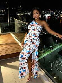 Slaydiva Abito lungo maxi da donna estivo stile boho bianco con fiori, elegante per festa in giardino, vacanza, spiaggia e matrimonio, monospalla, con orlo plissettato a volant e spacco laterale alto - Multicolore - Visualizzare 4