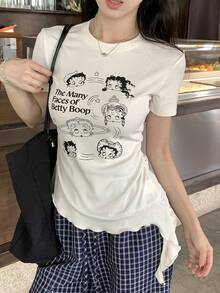 DAZY Camiseta Ajustada de Manga Curta com Estampa de Letra Cartoon, Bainha Assimétrica, Adequada para Uso Casual no Verão - Branco - Visão 5
