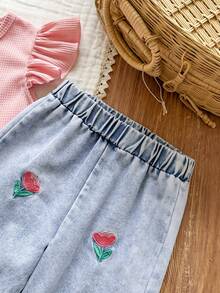SHEIN Vintaside Kids 这款粉色华夫格针织短袖上衣，搭配牛仔裤，是春夏少女时尚又充满活力的两件套。精致的花朵刺绣增添了一丝甜美，引人注目。宽松的版型和适中的厚度，适合外出、度假、聚会以及休闲舒适的日常穿着。 - 粉色 - 查看 8