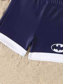 BATMAN X SHEIN GraphicGems 男童卡通印花圆领短袖上衣和撞色泳裤套装 - 彩色 - 查看 6