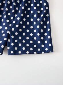 SHEIN 女童藏蓝色波点连体裤，荷叶袖设计。经典藏蓝色底色，饰以白色波点。特点包括荷叶袖、方领、立体荷叶边肩部装饰、松紧腰带和一体式连体裤设计。适合各种休闲场合。简约时尚。 - 彩色 - 查看 3