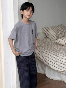 DAZY Bộ đồ ngủ cho bé trai gồm áo thun tay rớt vai in chữ và quần kẻ caro. - Xám - Xem 6