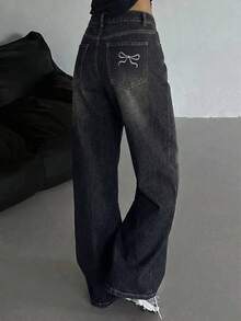 DAZY Quần jeans nữ ống đứng, thêu nơ, chất liệu denim mài, có túi xéo. - Rửa trung bình - Xem 1