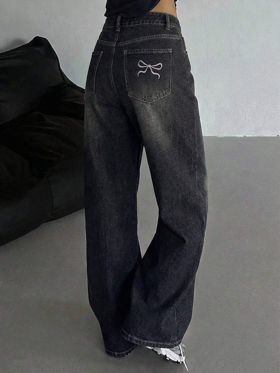 DAZY Quần jeans nữ ống đứng, thêu nơ, chất liệu denim mài, có túi xéo. - Rửa trung bình - Xem 1
