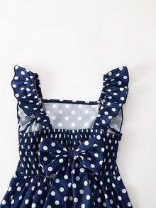 SHEIN 女童藏蓝色波点连体裤，荷叶袖设计。经典藏蓝色底色，饰以白色波点。特点包括荷叶袖、方领、立体荷叶边肩部装饰、松紧腰带和一体式连体裤设计。适合各种休闲场合。简约时尚。 - 彩色 - 查看 7