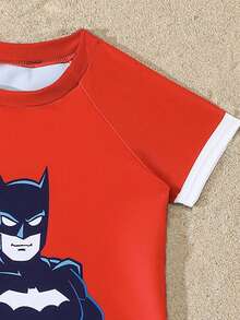 BATMAN X SHEIN GraphicGems 男童卡通印花圆领短袖上衣和撞色泳裤套装 - 彩色 - 查看 4