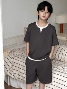 Dazy Kids 适合青少年男孩的夏季短袖短裤休闲家居服，优雅简约 - 深灰色 - 查看 4