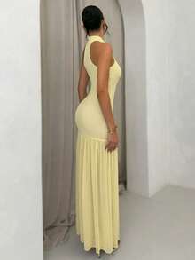 xheSHEIN Glamour Vestido elegante con cuello halter vintage para resaltar los hombros y el cuello, diseño sin espalda que destaca la belleza de la espalda, silueta de parte superior ajustada + falda plisada de cintura alta, tela elástica de la parte superior que se ajusta cómodamente a la figura, material plisado y liviano de la falda con excelente caída y fluidez para un movimiento dinámico, vestido formal largo para mujeres adecuado para galas, banquetes, alfombras rojas, citas y talla grandexhe - Amarillo claro - Ver 2