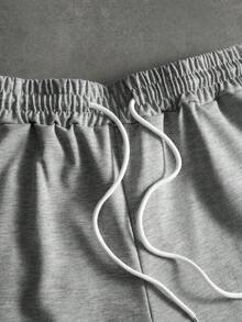 PAVTROS Bộ đồ nam gồm áo tank top cổ tròn in chữ và quần ống rộng có dây rút, túi xéo, thích hợp mặc thường ngày. - Xám - Xem 5