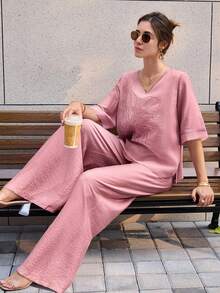 Mulvari Bộ đồ gồm áo cổ chữ V tay lửng thêu họa tiết và quần ống đứng màu hồng. - Hồng - Xem 1