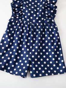 SHEIN 女童藏蓝色波点连体裤，荷叶袖设计。经典藏蓝色底色，饰以白色波点。特点包括荷叶袖、方领、立体荷叶边肩部装饰、松紧腰带和一体式连体裤设计。适合各种休闲场合。简约时尚。 - 彩色 - 查看 6