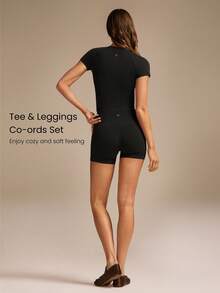 GLOWMODE Conjunto de camiseta de manga corta y pantalón corto tipo biker de FeatherFit™ FlexFlow, de tela suave y elástica que absorbe la humedad, de ajuste ceñido, ideal para yoga, pilates, danza y actividades diarias de bajo impacto - Negro - Ver 2
