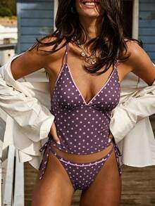 Bonvoyette Áo hai dây cổ chữ V sâu in chấm bi, quần bikini tam giác buộc dây bên hông với viền bèo nhún màu hồng, bộ bikini nữ phong cách thường ngày dành cho kỳ nghỉ của giới influencer. - Nhiều màu - Xem 4