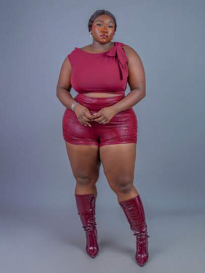 CurvyTilda 秋冬新品，优雅百搭，适合派对、聚会、约会、音乐节及日常休闲穿着。修身纯黑色超高腰侧褶皱超短裤，蛇纹纹理，弹力针织面料，大码女装