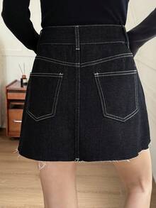 DAZY Chân váy denim ngắn nữ cạp cao, cài hai hàng khuy, đường may tương phản, gấu váy tua rua. - màu đen - Xem 4