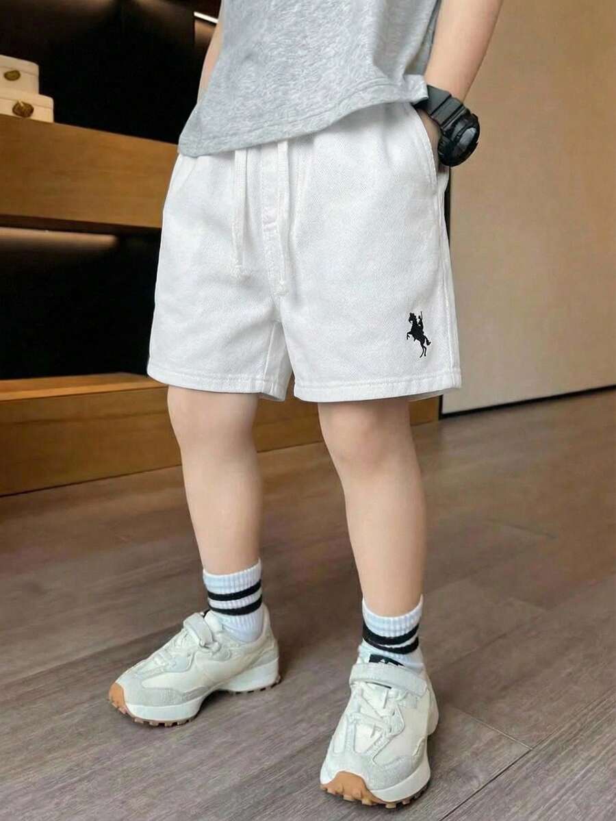 SHEIN 青少年男孩時尚返校街頭風混搭百搭設計 Y2K 復古酷街頭刺繡圖案騎士款白色寬鬆牛仔短褲 兒童青少年男孩日常穿搭 春夏電音節慶街頭風 - 白色 - 查看 1