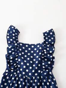 SHEIN 女童藏蓝色波点连体裤，荷叶袖设计。经典藏蓝色底色，饰以白色波点。特点包括荷叶袖、方领、立体荷叶边肩部装饰、松紧腰带和一体式连体裤设计。适合各种休闲场合。简约时尚。 - 彩色 - 查看 4