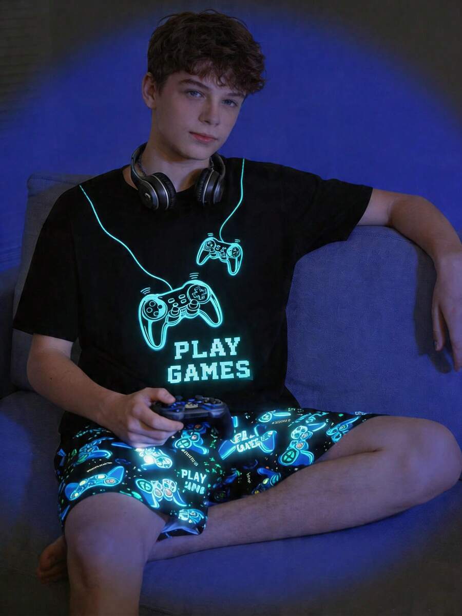 SHEIN 一套青少年男童夜光电子游戏印花针织紧身短袖上衣和配套印花长裤睡衣套装，两件套 - 黑色绿色游戏睡衣，UV 夜光游戏手柄印花圆领设计，黑色绿色电竞游戏配色，弹力贴身面料，长袖圆领贴身上衣，束口长裤，游戏手柄组合，社交媒体风格，电竞游戏，春夏秋冬假日必备大童居家套装。本产品需要紫外线照射才能发光。