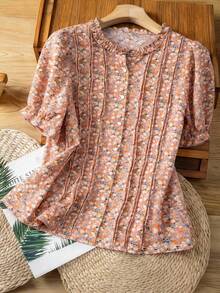 SHEIN LUNE CURVE ملابس علوية نسائية كبيرة الحجم بطبعة زهور صغيرة مع ياقة مكشكشة وأكمام منتفخة، ملابس علوية كاجوال فضفاضة للصيف، ملابس علوية كم قصير بطبعة زهور صغيرة على الطراز القديم، مريحة وملائمة للعمل أو الارتداء اليومي - وردي - مشاهدة 1