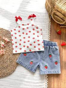 SHEIN Vintaside Kids 这款女宝宝两件套包含一件夏季新款吊带连衣裙和一条牛仔短裤，风格时尚清新，兼具乡村可爱风。连衣裙采用针织和牛仔面料制成。细肩带饰有红色蝴蝶结，并印有草莓图案。裤脚也点缀着草莓刺绣。宽松的版型适合日常穿着。也适合作为一周岁生日礼物、婚礼场合或度假旅行的礼物。 - 紅色 - 查看 7