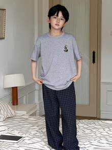 DAZY Bộ đồ ngủ cho bé trai gồm áo thun tay rớt vai in chữ và quần kẻ caro. - Xám - Xem 3