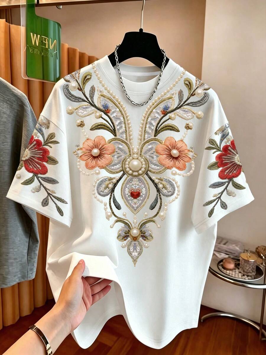 Resyla 仿重工刺绣珠饰花卉宽松白色短袖T恤，新款中国风复古花卉仿刺绣珍珠优雅淑女白色T恤，INS超火法式复古重工刺绣珠饰宽松白色T恤，Y2K甜美重工花卉仿刺绣珍珠设计短袖上衣，韩式奢华重工刺绣珠饰宽松显瘦白色T恤，夏季高端仿刺绣花卉百搭宽松休闲T恤 - 白色 - 查看 1