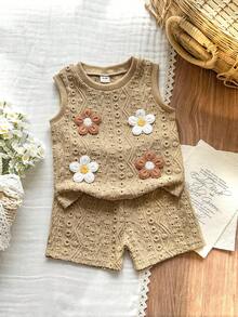 SHEIN Vintaside Kids 女婴两件套，复古花卉提花圆领背心和短裤，清新自然，田园风，简约柔美，休闲舒适。面料厚度适中，合身剪裁。饰以白色和棕色3D钩针花朵，适合日常外出、野餐、休闲、上学、拍照等场合。 - 咖啡棕 - 查看 4