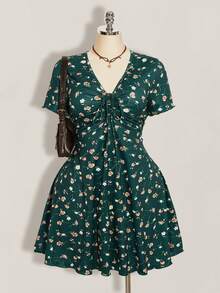 SHEIN ICON 大码女式碎花V领褶皱休闲短袖连衣裙 - 墨綠色 - 查看 4
