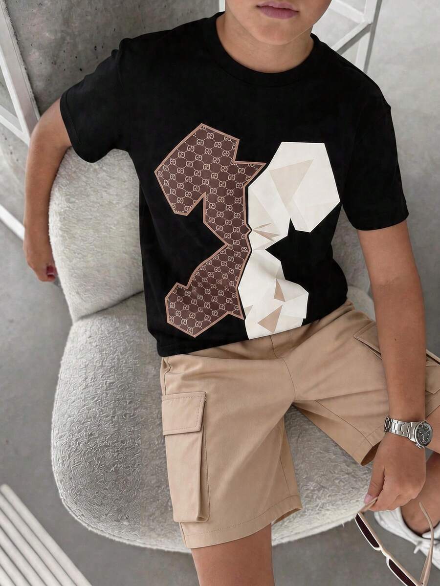 SHEIN 男童休闲简约涂鸦熊与花卉印花圆领短袖T恤和运动裤套装，Y2K风格套装，卡其色套装，黑色T恤套装，工装裤，适合春夏、郊游、情人节、约会、旅行、度假、家庭聚会、返校、婚礼、晚宴、运动、生日派对、复活节等场合。