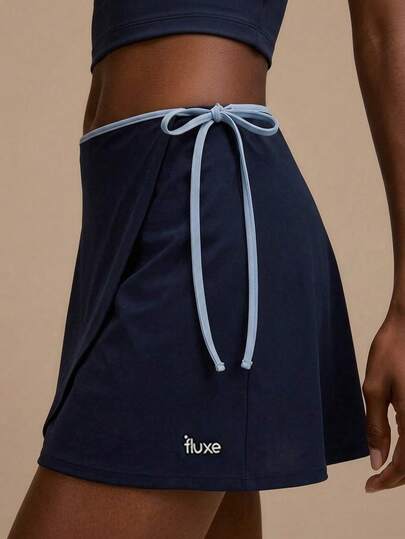 Fluxe Chân váy ngắn nữ in chữ, viền thắt nút, kiểu dáng thường ngày, đa năng.