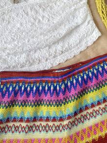 SHEIN ملابس عادية للربيع والصيف، لحفلات الزفاف على الشاطئ، حفلات التخرج، ، عطلة الربيع، عيد الفصح، مهرجانات الموسيقى، مجموعة ملابس علوية كاميسول بياقة حلقية مزخرف بالأزهار الاستوائية الأنيقة والقصيرات المخططة ملونة مكونة من قطعتين - أبيض - مشاهدة 4