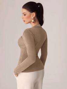 NOVVYNE 金属扣V领褶裥长袖优雅修身T恤 - 棕色 - 查看 4